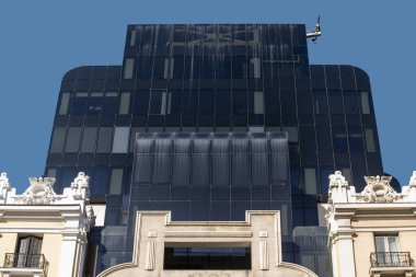 Madrid 'deki Gran Via' daki taş binaların çatısında yüksek cam cephe
