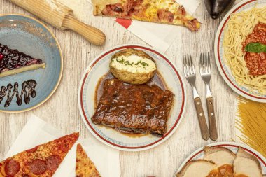 Kızarmış bir bacak ve barbekü soslu pirzola.