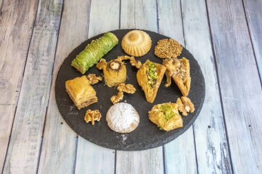 Baklava, Osmanlı mutfağının en popüler tatlılarından biriydi. Türkçe, İranca ve Arapça mutfağın yanı sıra diğer Levant ülkelerinin mutfağında da farklı isimler altında bulunabilir.