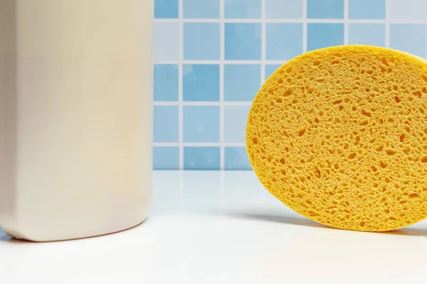 Sentetik Süngerle Birlikte Bir Şişe Banyo Şampuanı — Stok fotoğraf