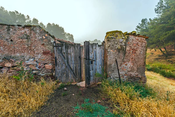 山の中の牛の避難所のためのアドベ壁や石とフェンス — ストック写真
