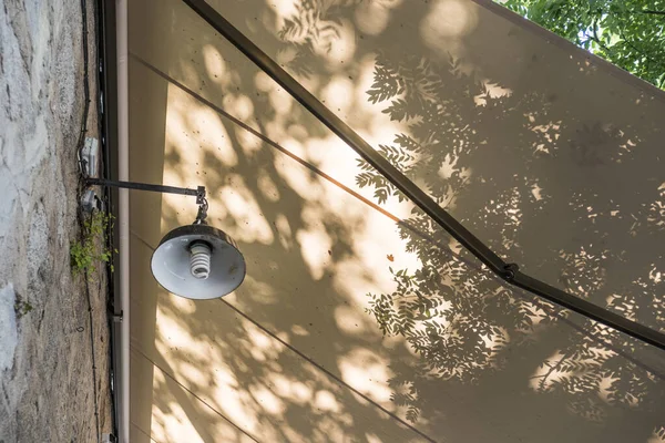 Vnější Fasádní Lampa Pod Rozšiřitelnou Pergolou Mnoha Větvemi Stromů Vrhajícími — Stock fotografie