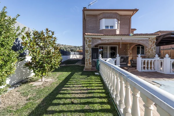 Grundstück Mit Garten Und Pool Mit Eingebauter Terrasse Einem Einfamilienhaus — Stockfoto