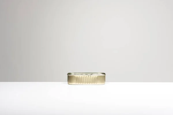 Uma Lata Metal Forma Retangular Simples Uma Superfície Branca Lisa — Fotografia de Stock