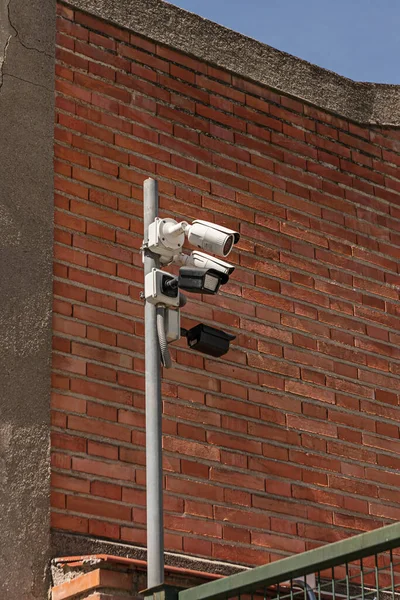 Câmeras Vigilância Externas Conectadas Poste Metal — Fotografia de Stock