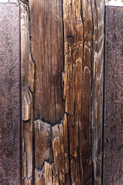 木柱两个金属板中间的一个旧木柱 — 图库照片