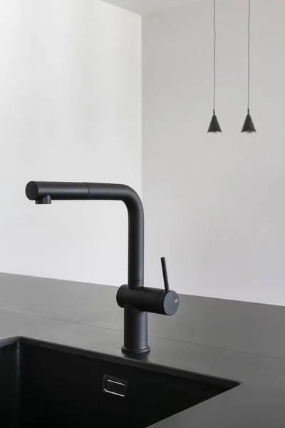 黒島のキッチンで現代的なデザインの黒い色のキッチン蛇口 — ストック写真