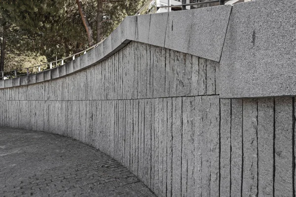 Szara Granitowa Ściana Listwami Kamiennymi Brukowymi Posadzkami Tego Samego Materiału — Zdjęcie stockowe