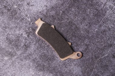 Ön fren pedleri güvenliğiniz için çok önemli. Fren yaptığınızda, ön tamponlar fren pervanesiyle doğrudan temas eder.