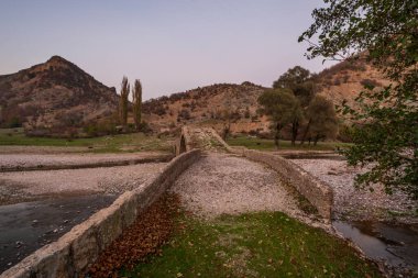 Bulgaristan 'ın güneyinde dere boyunca uzanan eski bir taş köprü