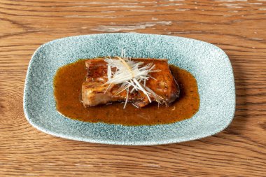 Dikenli armut, kafanın gövdesine bağlanmasını sağlayan boynun kenarlarındaki kemiktir. Göbek etinin bir kısmı kemiğin üzerindeki ete eklenir, yağsız ve yoğun kırmızı renkte.