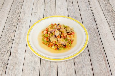 Deniz ürünleri sıçraması. Balık ya da deniz ürünleri, salata gibi soğuk yenen salata ve diğer malzemelerle marine edilmiş halde parçalara ayrılmış.