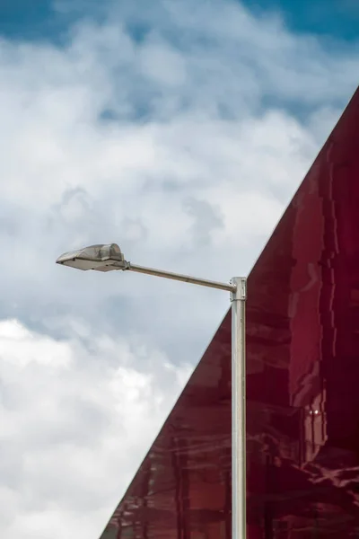 Ein Laternenpfahl Blickwinkel Mit Dem Roten Dach Des Reina Sofia — Stockfoto