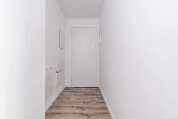 Corridoio Una Casa Con Pareti Bianche Pavimenti Legno Porta Accesso — Foto Stock