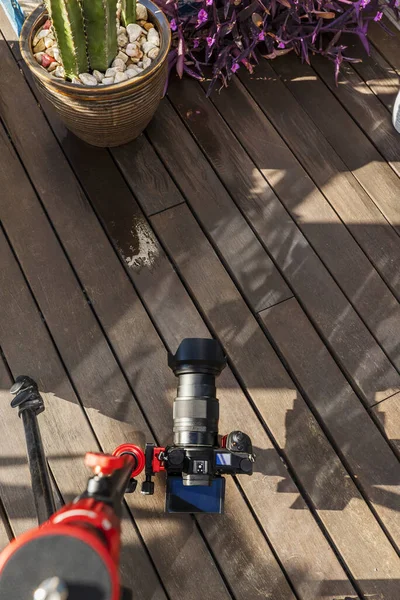 Une Caméra Fixée Sol Avec Trépied Bras Articulé — Photo