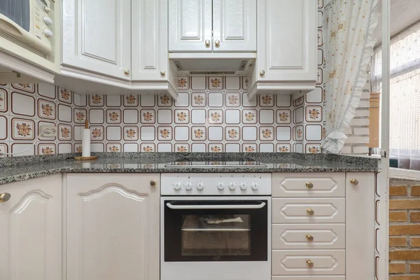 Uma Cozinha Equipada Com Uma Bancada Granito Polido Contra Uma — Fotografia de Stock
