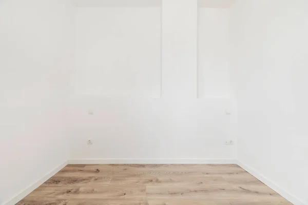 Pusta Sypialnia Białymi Gniazdkami Ścianie Drewnianymi Podłogami Białymi Malowanymi Ścianami — Zdjęcie stockowe