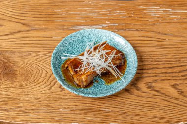 Parpatana, mavi yüzgeçli ton balığının kafasını ayıran kısımdır. İki et dokusu var, biri çok yağlı ve mermer.