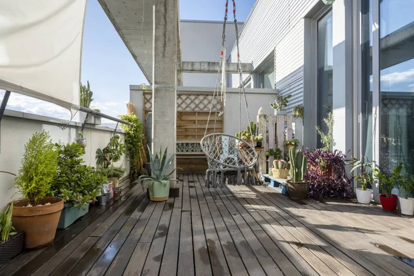 Une Terrasse Penthouse Urbaine Étage Avec Planchers Planches Bois Foncé — Photo