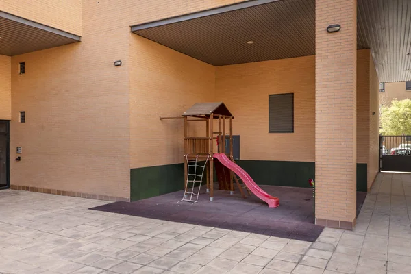 Áreas Comuns Edifício Com Jogos Infantis Madeira Com Slide — Fotografia de Stock