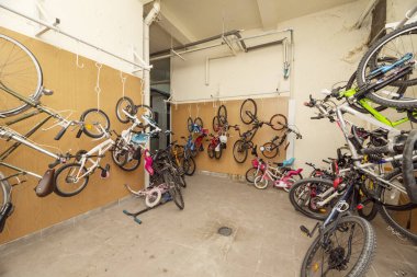 Bisiklet depolamaya adanmış bir binanın ortak alanları