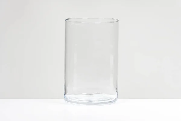 Üres Üvegtál Egy Fehér Asztalon — Stock Fotó