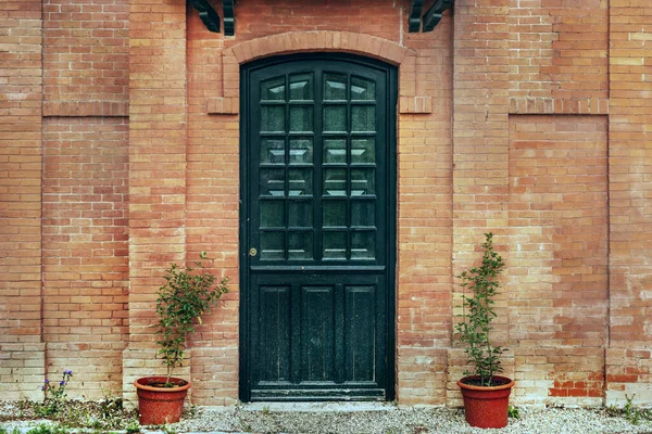 Red Brick Wall Old Style Building Front Door Flanked Couple — Stock Photo, Image