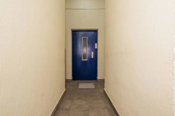 Flur Eines Gebäudes Mit Zugang Einem Aufzug Mit Blauer Metalltür — Stockfoto