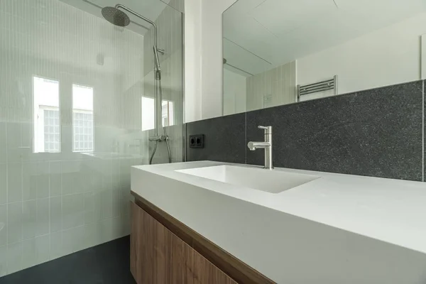 Pohled Moderní Koupelnu Dřevěnými Dvířky Skříně Bezrámovým Zrcadlem Skleněným Sprchovým — Stock fotografie