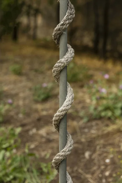 Uma Corda Abraçando Mastro Cima Para Baixo — Fotografia de Stock