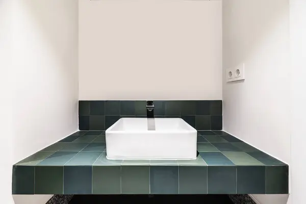 Ein Modern Gestaltetes Badezimmer Einteiliges Quadratisches Porzellan Spült Weißes Holz — Stockfoto