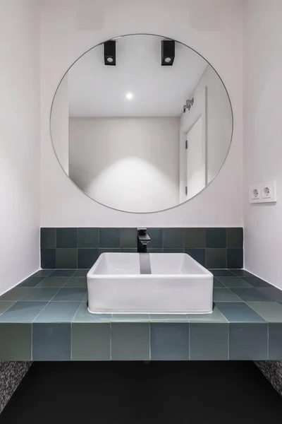 Moderno Banheiro Projetado Com Lavatórios Porcelana Telhas Verdes Espelho Circular — Fotografia de Stock