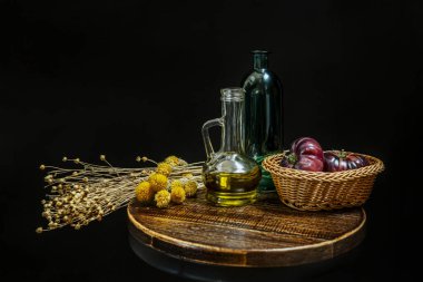 Dairesel endüstriyel sanayi tipi sandalyede besleyici ve sağlıklı salatalar yapmak için tipik Akdeniz ürünlerinin durgun yaşamı