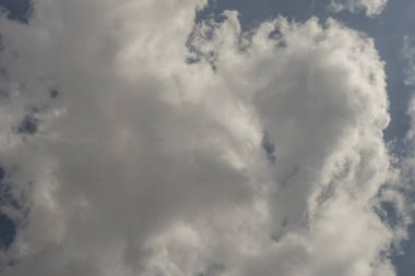 Büyük beyaz bulutları olan ilahi bir manzara. Vektör gökyüzü arkaplan dokusu