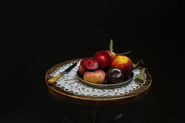 Stillleben Reifer Dunkler Früchte Mit Pflaumen Nektarinen Auf Einem Runden — Stockfoto