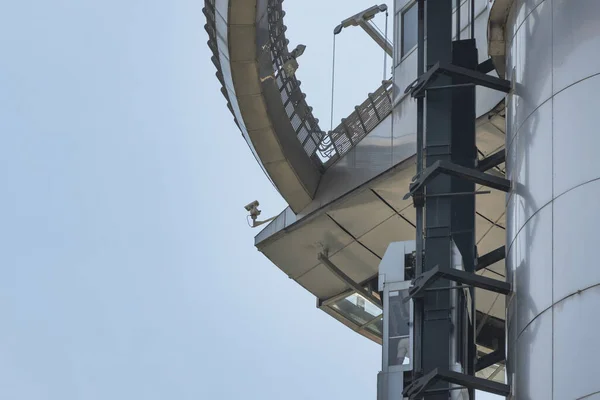 位于马德里蒙科拉一座灯塔金属结构上的柱子上安装了监控摄像头 — 图库照片