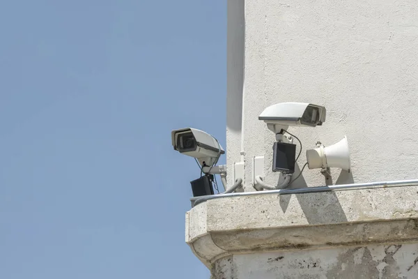 Überwachungskameras Einer Ecke Eines Gebäudes Mit Blick Aus Verschiedenen Blickwinkeln — Stockfoto