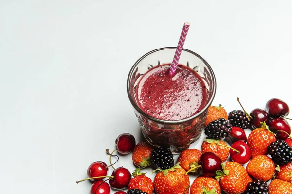 一杯红果排毒汁 用樱桃 黑莓和草莓制成 用稻草制成 味道鲜美 新鲜的红果 — 图库照片