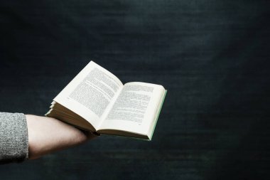 Kucaklaşarak bir kitap dolusu kağıtla