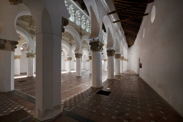 Nave Principal Sinagoga Toledo Con Paredes Encaladas Techos Antiguos Madera — Foto de Stock