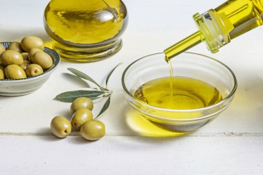 Zeytinyağı kozmetik, tıbbi, dini kullanımlar ve gaz lambaları için de kullanılmıştır.