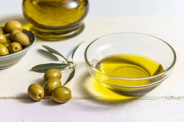 Zeytin veya zeytin genellikle tadının acılığı nedeniyle çiğ yenmez. Bu lezzet, çeşitli lezzet süreçleri uygulayarak büyük ölçüde azalır.