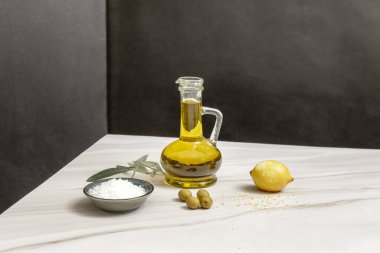 Bakir zeytinyağı, tüm yağlar gibi, organik özelliklerini korumak için uygun çevresel koşullarda depolanmasını gerektirir.