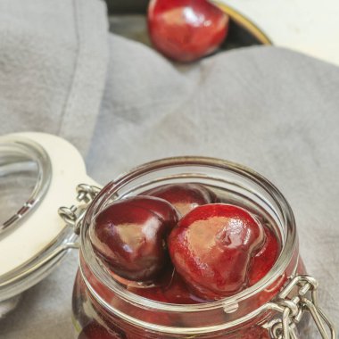 Canels, Fransa 'nın Bordeaux şehrinin tipik küçük bisküvileridir. Kenarları olan karakteristik silindirik bir görünüşleri var.