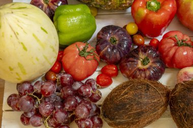 Domateslerle ve tatlı suyla ıslanmış meyvelerle dolu bir hayat.