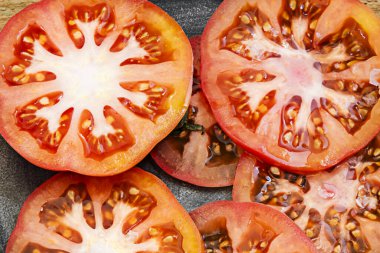 Siyah tepside olgun domates dilimleri.