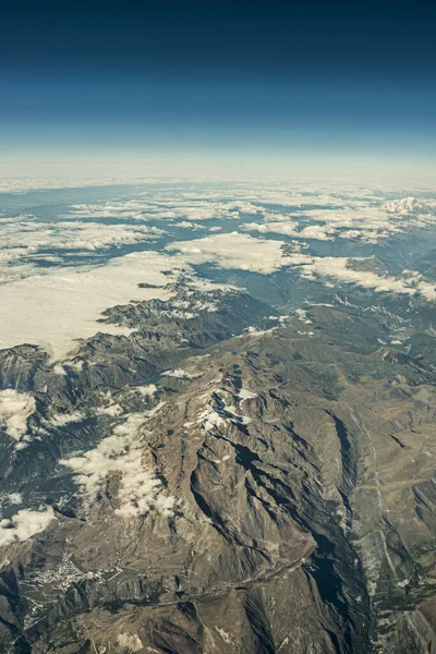 Аерофотозйомка Гірського Хребта Великими Агломераціями Хмар Вершинах — стокове фото