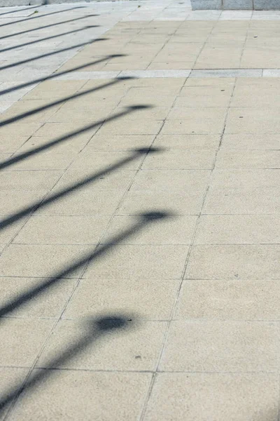 Longas Sombras Pretas Postes Chão Azulejos — Fotografia de Stock