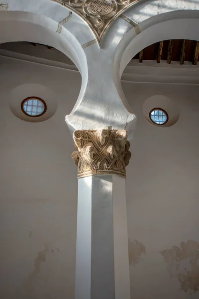 Pilastro Con Capitello Scolpito Sotto Alcuni Archi Tempio Ebraico — Foto Stock