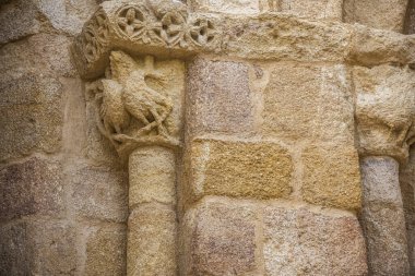 Eski bir İspanyol Roma kilisesinin ağır aşınmış taş duvarları.